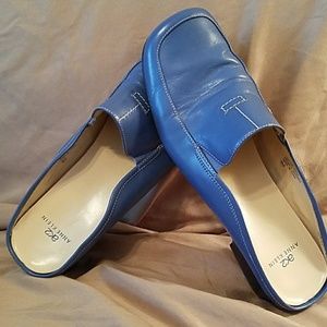 Anne Klein, flat slides